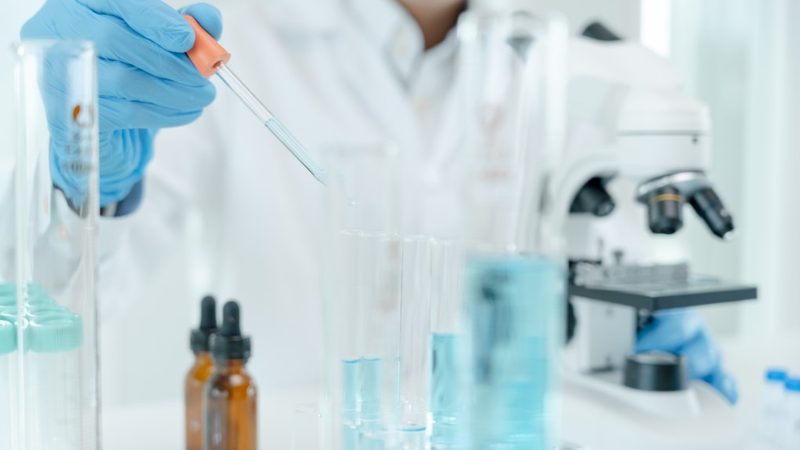 手动与电动移液器：性能差异与适用场景解析**